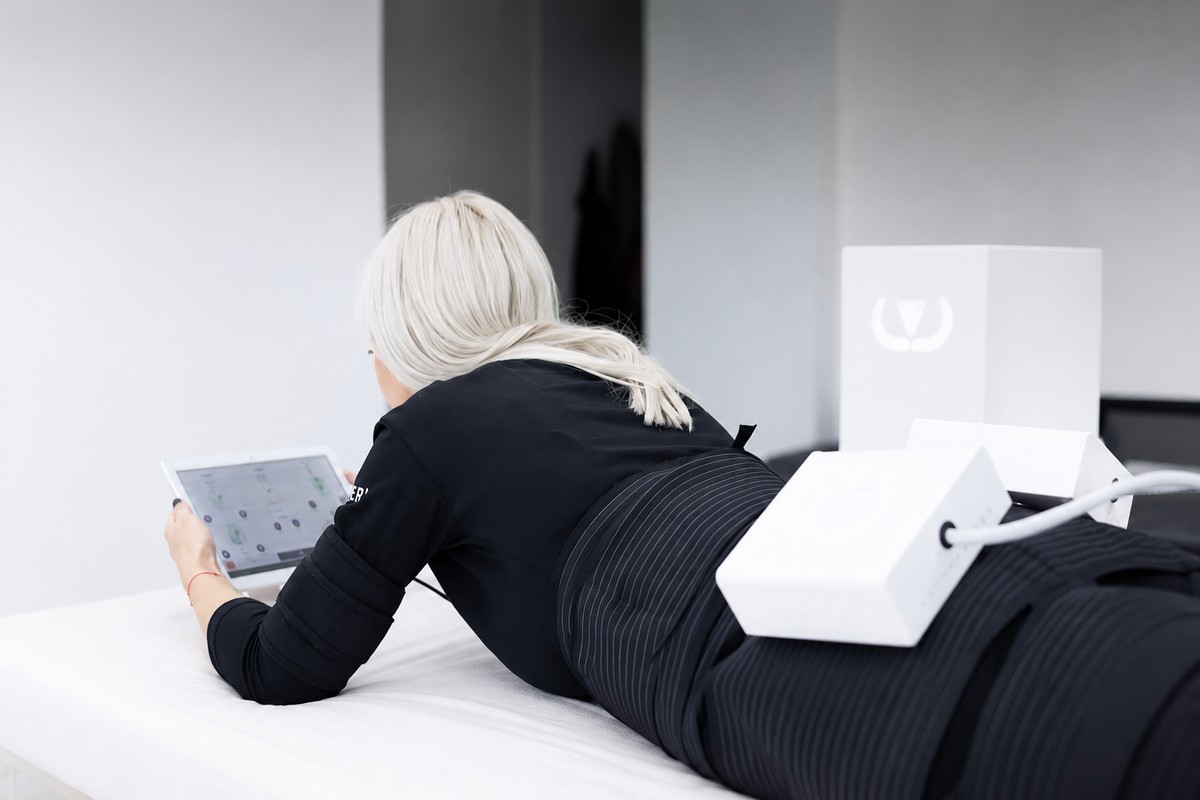 Client receiving a Wonder body sculpting treatment at Portland Body Clinic